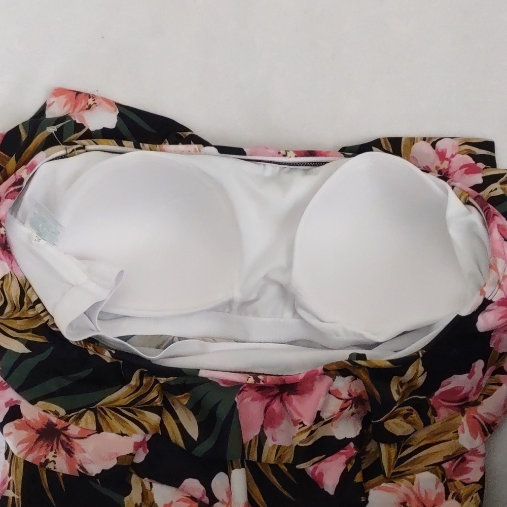 New Ruffle One Piece Swimsuit Size L - Picture 8 of 8